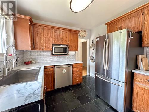 441 Nosov Dr, Iroquois Falls, ON - Indoor Photo Showing Kitchen With Stainless Steel Kitchen