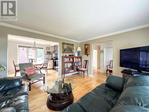 441 Nosov Dr, Iroquois Falls, ON - Indoor Photo Showing Living Room