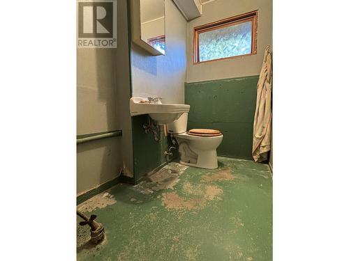 4833 Loen Avenue, Terrace, BC - Indoor Photo Showing Bathroom