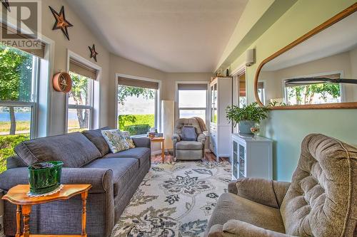 8000 Highland Road Unit# 13, Vernon, BC - Indoor Photo Showing Living Room