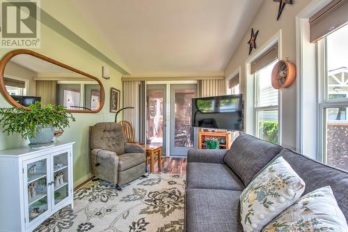 8000 Highland Road Unit# 13, Vernon, BC - Indoor Photo Showing Living Room