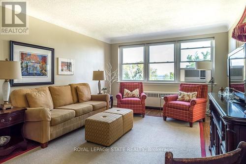 202A - 5 East 36Th Street, Hamilton (Raleigh), ON - Indoor Photo Showing Living Room