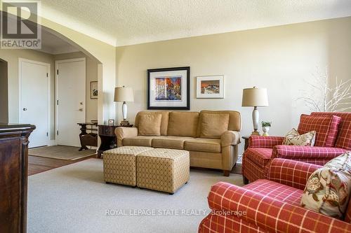 202A - 5 East 36Th Street, Hamilton (Raleigh), ON - Indoor Photo Showing Living Room