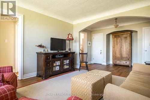 202A - 5 East 36Th Street, Hamilton (Raleigh), ON - Indoor Photo Showing Living Room