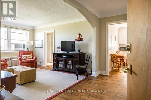 202A - 5 East 36Th Street, Hamilton (Raleigh), ON - Indoor Photo Showing Living Room