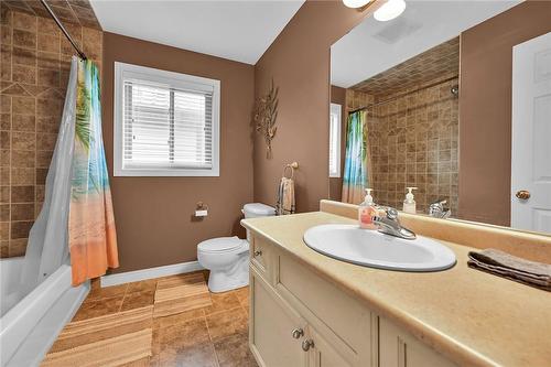 61 Provident Way, Hamilton, ON - Indoor Photo Showing Bathroom