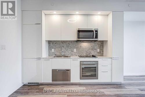 709 - 75 Canterbury Place, Toronto (Willowdale West), ON - Indoor Photo Showing Kitchen