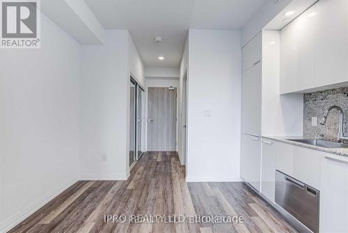 709 - 75 Canterbury Place, Toronto (Willowdale West), ON - Indoor Photo Showing Kitchen