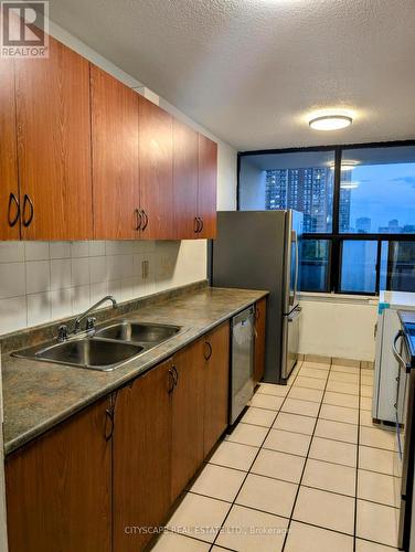 608 - 17 Knightsbridge Road, Brampton, ON - Indoor Photo Showing Kitchen With Double Sink