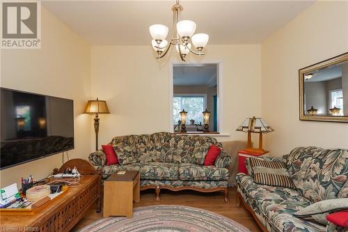 158 Third Avenue E, North Bay, ON - Indoor Photo Showing Living Room