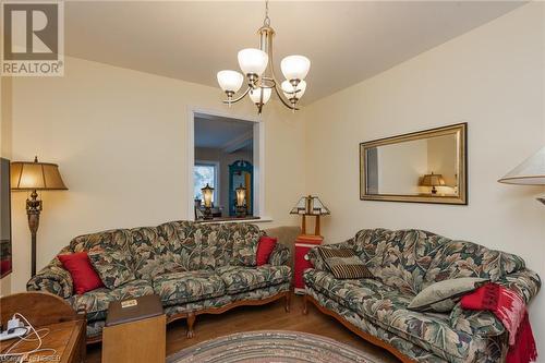 158 Third Avenue E, North Bay, ON - Indoor Photo Showing Living Room