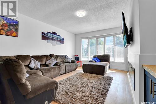 4822 Queen Street, Regina, SK - Indoor Photo Showing Living Room