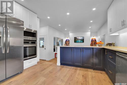 4822 Queen Street, Regina, SK - Indoor Photo Showing Kitchen With Upgraded Kitchen