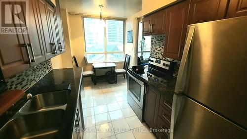 503 - 633 Bay Street, Toronto (Bay Street Corridor), ON - Indoor Photo Showing Kitchen With Double Sink