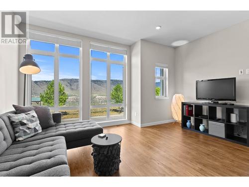 115-1951 Qu'Appelle Blvd, Kamloops, BC - Indoor Photo Showing Living Room