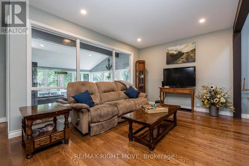 1032 Cowbell Lane, Gravenhurst, ON - Indoor Photo Showing Living Room