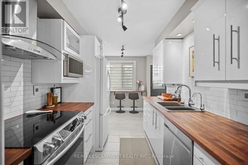 145 Ironwood Road, Guelph (Hanlon Creek), ON - Indoor Photo Showing Kitchen With Double Sink With Upgraded Kitchen