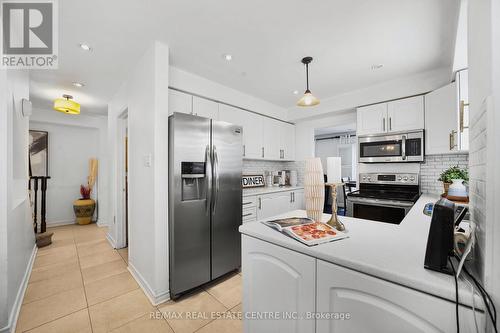 69 Wooliston Crescent, Brampton (Fletcher'S West), ON - Indoor Photo Showing Kitchen