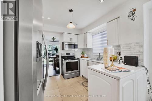 69 Wooliston Crescent, Brampton (Fletcher'S West), ON - Indoor Photo Showing Kitchen With Double Sink With Upgraded Kitchen