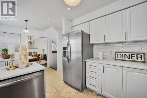 69 Wooliston Crescent, Brampton (Fletcher'S West), ON - Indoor Photo Showing Kitchen With Upgraded Kitchen