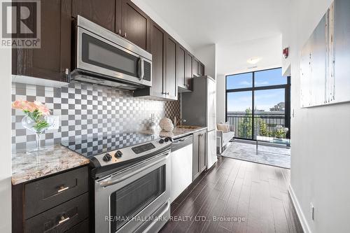 403 - 10376 Yonge Street, Richmond Hill, ON - Indoor Photo Showing Kitchen With Upgraded Kitchen