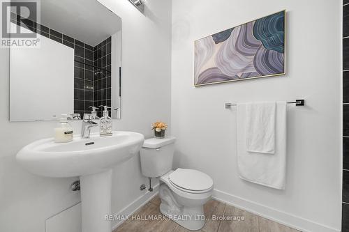 403 - 10376 Yonge Street, Richmond Hill, ON - Indoor Photo Showing Bathroom