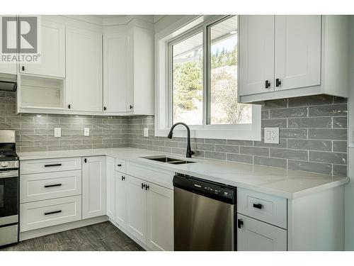 2737 Peregrine Way, Merritt, BC - Indoor Photo Showing Kitchen With Double Sink With Upgraded Kitchen