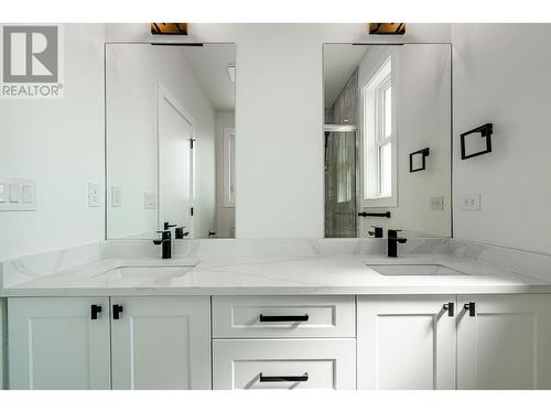 2737 Peregrine Way, Merritt, BC - Indoor Photo Showing Bathroom