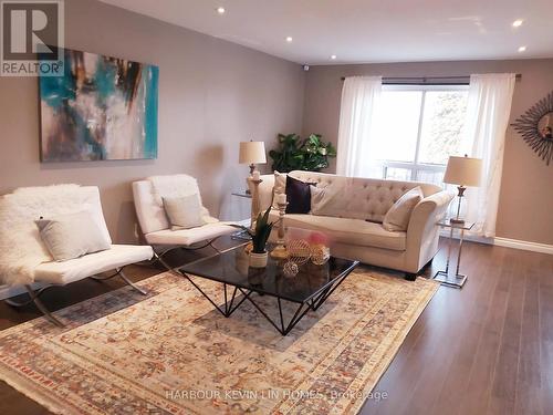 24 Parkdene Court, Toronto (L'Amoreaux), ON - Indoor Photo Showing Living Room