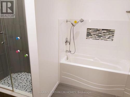 24 Parkdene Court, Toronto (L'Amoreaux), ON - Indoor Photo Showing Bathroom