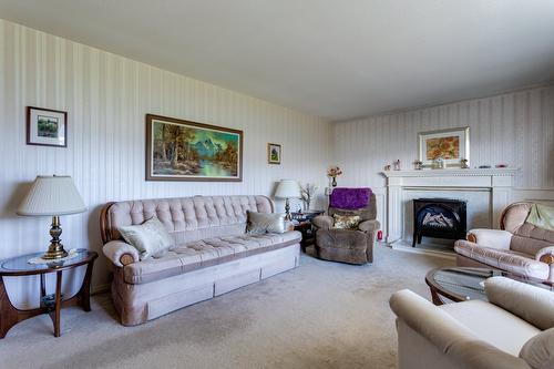 11843 Daniel Drive, Lake Country, BC - Indoor Photo Showing Living Room With Fireplace