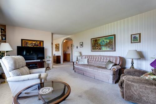 11843 Daniel Drive, Lake Country, BC - Indoor Photo Showing Living Room