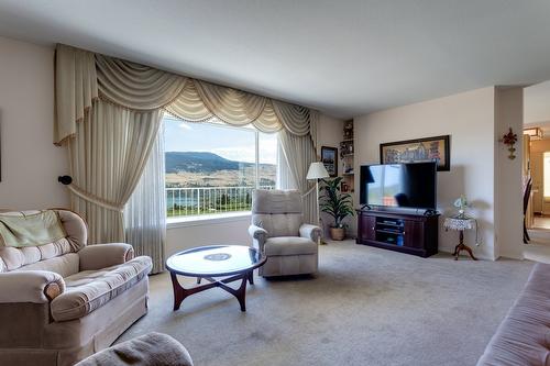 11843 Daniel Drive, Lake Country, BC - Indoor Photo Showing Living Room