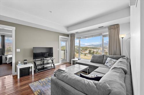 301-975 Academy Way, Kelowna, BC - Indoor Photo Showing Living Room