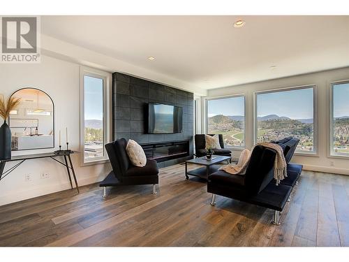 737 Highpointe Drive, Kelowna, BC - Indoor Photo Showing Living Room