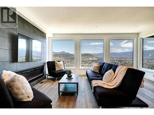 737 Highpointe Drive, Kelowna, BC - Indoor Photo Showing Living Room