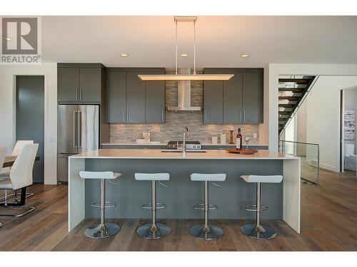 737 Highpointe Drive, Kelowna, BC - Indoor Photo Showing Kitchen With Upgraded Kitchen