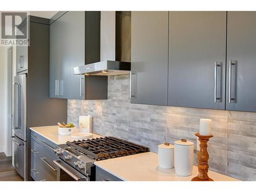 737 Highpointe Drive, Kelowna, BC - Indoor Photo Showing Kitchen With Upgraded Kitchen