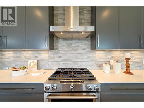 737 Highpointe Drive, Kelowna, BC - Indoor Photo Showing Kitchen With Upgraded Kitchen