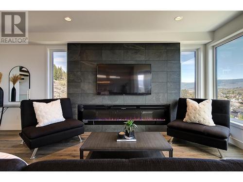 737 Highpointe Drive, Kelowna, BC - Indoor Photo Showing Living Room