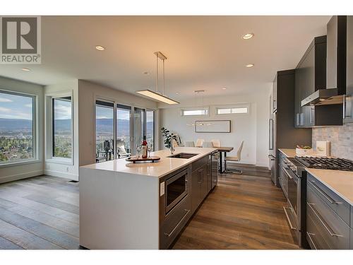 737 Highpointe Drive, Kelowna, BC - Indoor Photo Showing Kitchen With Upgraded Kitchen