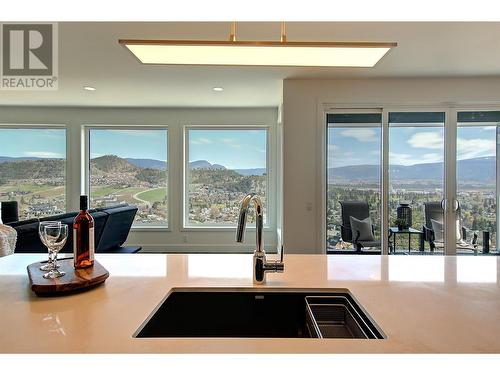 737 Highpointe Drive, Kelowna, BC - Indoor Photo Showing Kitchen