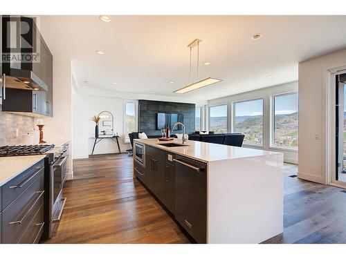 737 Highpointe Drive, Kelowna, BC - Indoor Photo Showing Kitchen With Upgraded Kitchen