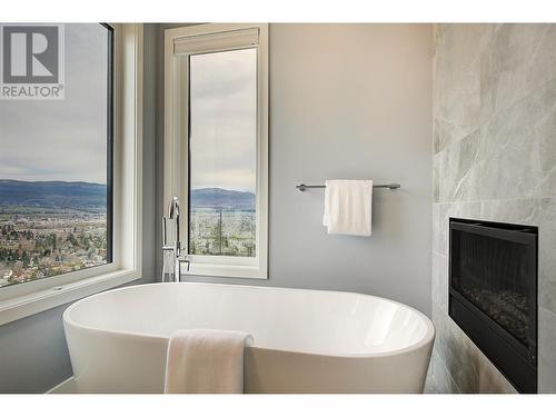 737 Highpointe Drive, Kelowna, BC - Indoor Photo Showing Bathroom