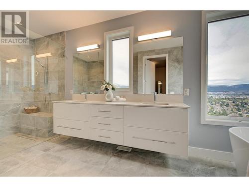 737 Highpointe Drive, Kelowna, BC - Indoor Photo Showing Bathroom