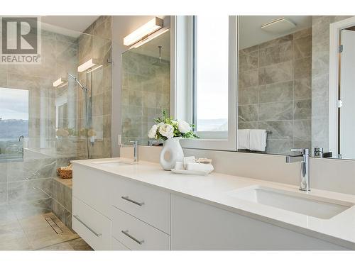 737 Highpointe Drive, Kelowna, BC - Indoor Photo Showing Bathroom