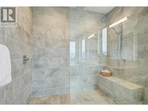 737 Highpointe Drive, Kelowna, BC - Indoor Photo Showing Bathroom