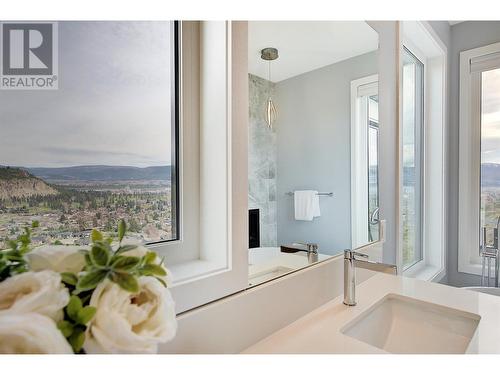 737 Highpointe Drive, Kelowna, BC - Indoor Photo Showing Bathroom