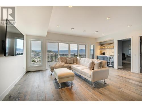 737 Highpointe Drive, Kelowna, BC - Indoor Photo Showing Living Room