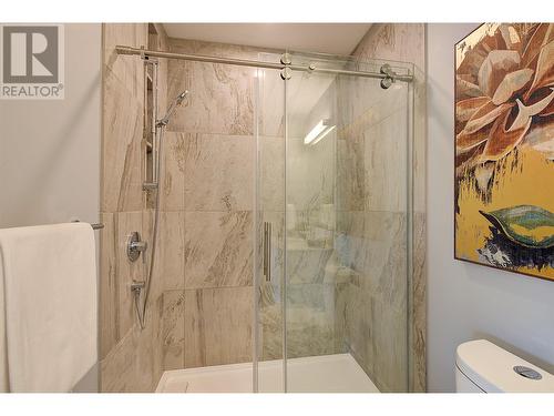 737 Highpointe Drive, Kelowna, BC - Indoor Photo Showing Bathroom